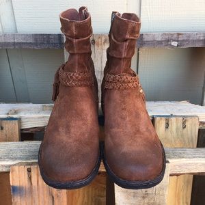 Born like new leather ankle boots